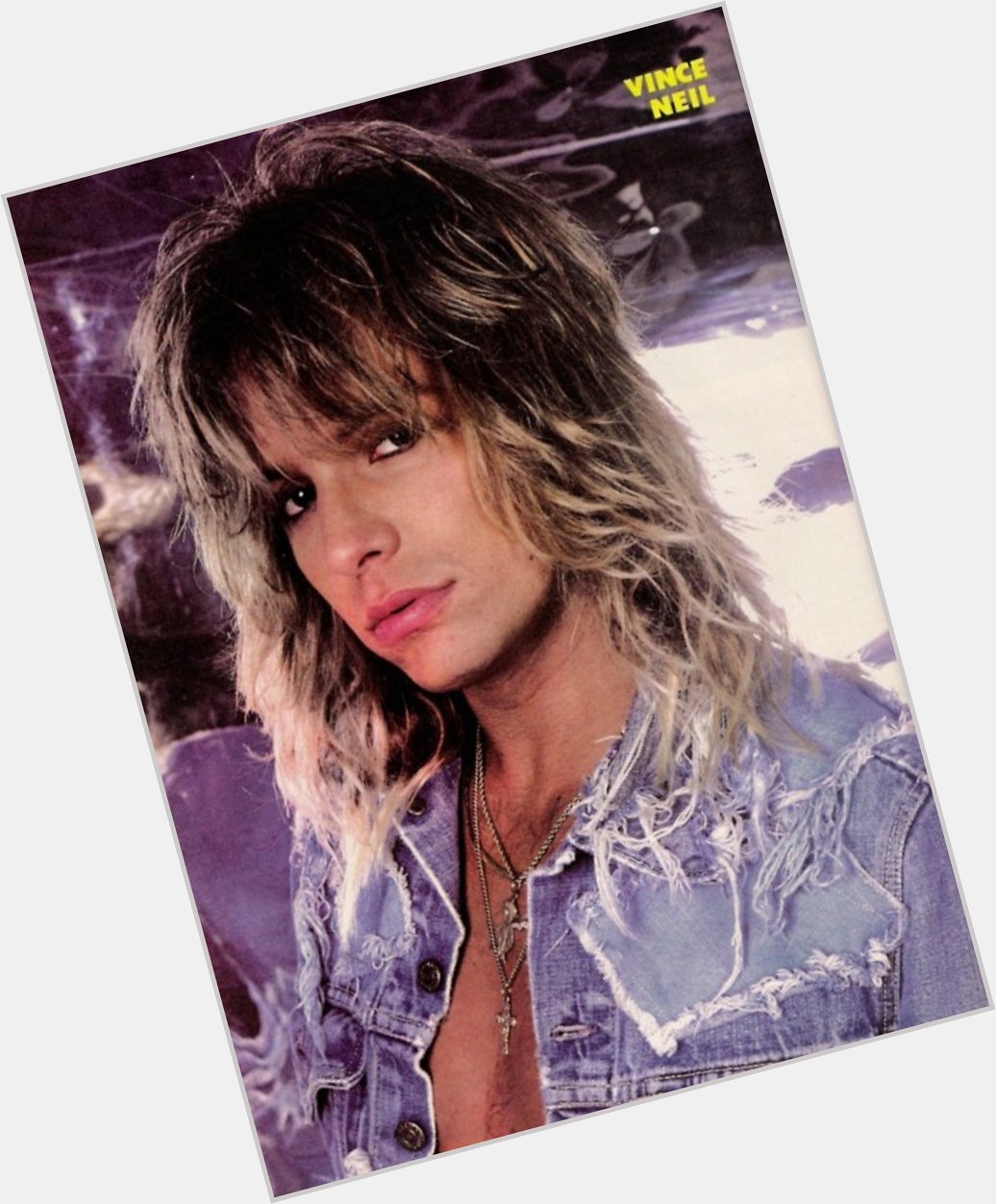 He sure got some purrty lips!
Happy birthday Vince Neil! 