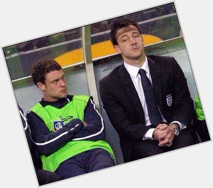  HAPPY BIRTHDAY Wayne Bridge turns 39 today.

Throwback to the most awkward picture in football... 