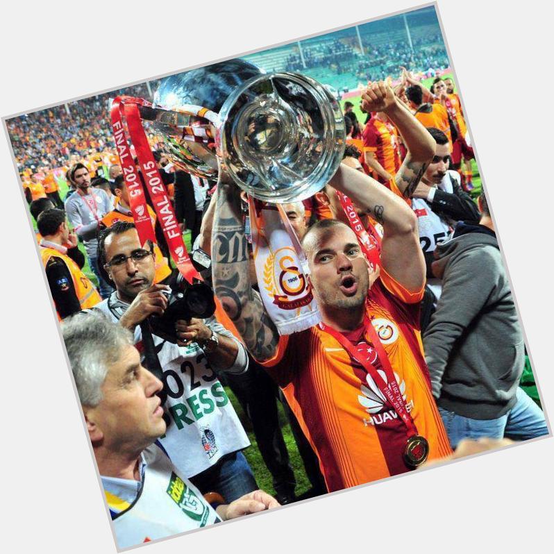 Dört y ld zl formayla, nice kupal , ampiyonluklarla dolu y llara.. Happy Birthday Wesley Sneijder! 