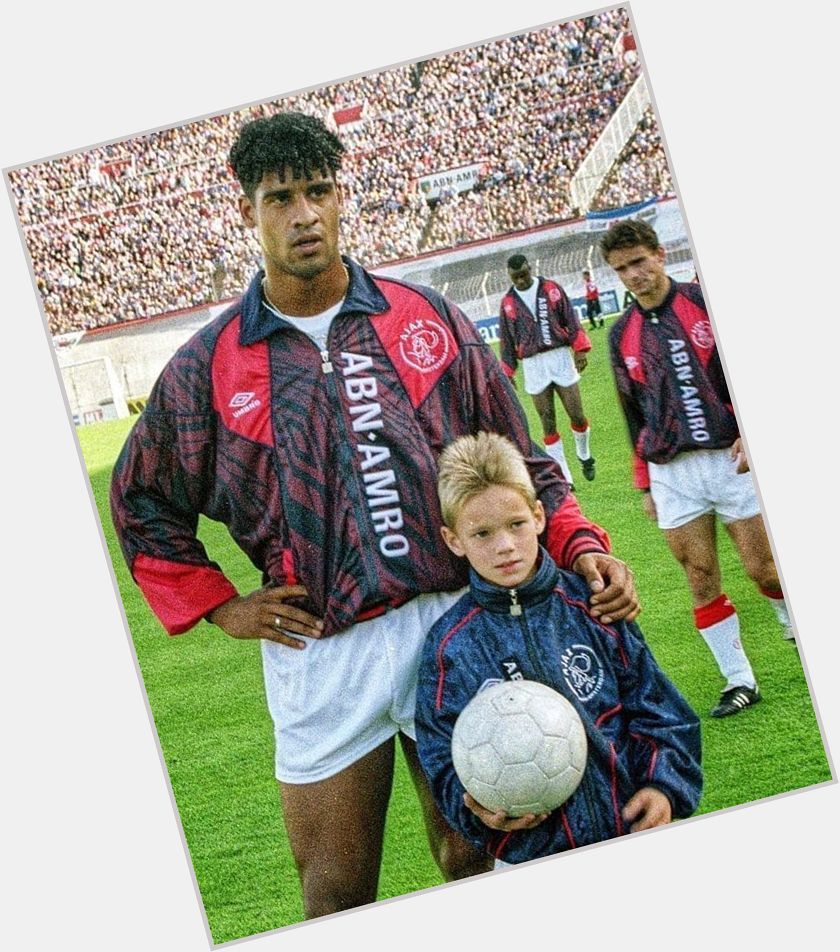 Frank Rijkaard with a young Wesley Sneijder as an Ajax mascot in 1995! Happy 36th birthday, Wes   