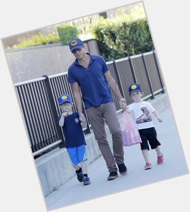 I wanna wish a happy 45th birthday 2 Will Arnett I hope he has a great day with his sons 