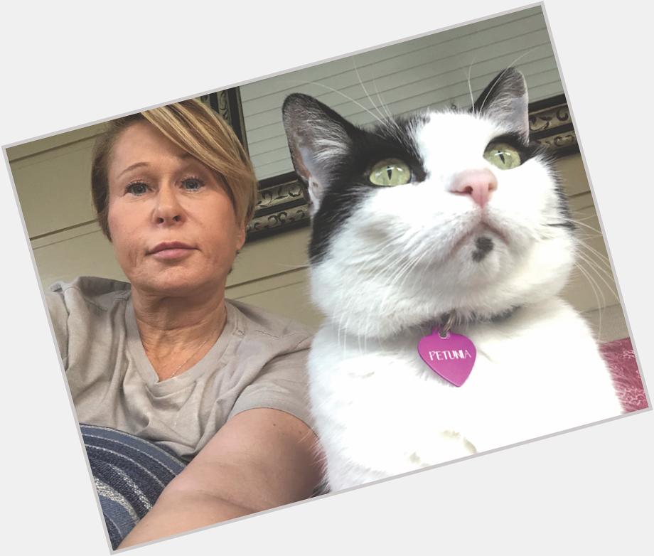Yeardley Smith with her awesome looking cat
Happy birthday and thanks for all you do 