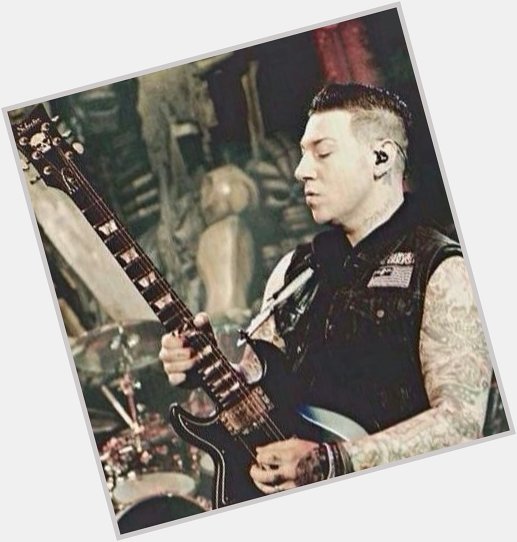 Happy birthday to my fav left-handed guitarist Zacky Vengeance , have a wonderful day and much love  